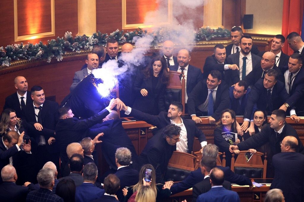 Tučnjava u albanskom parlamentu