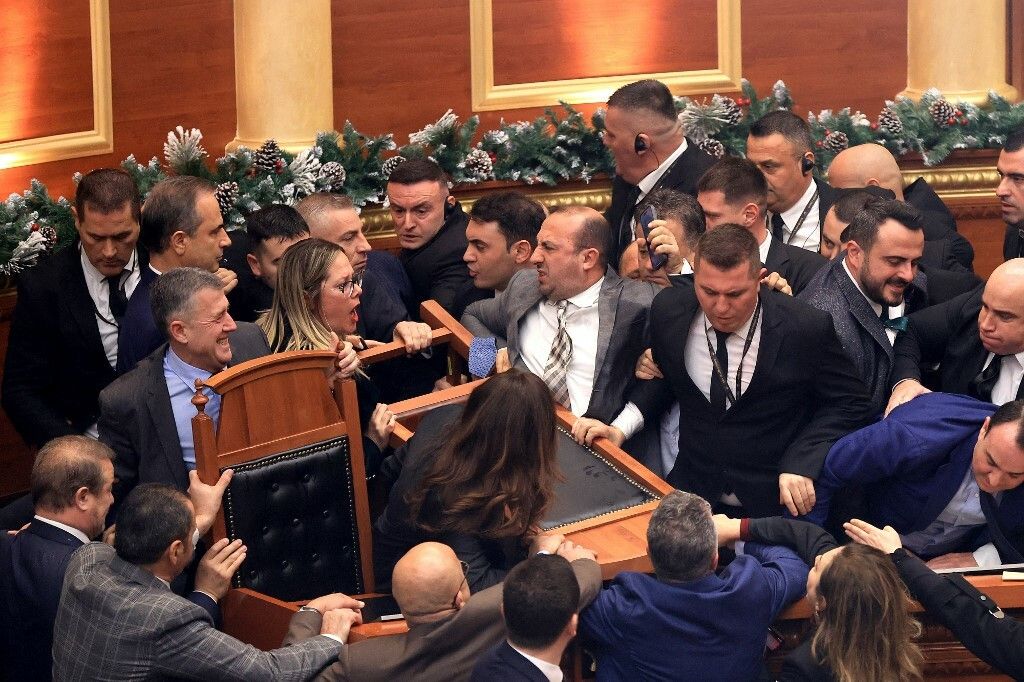 Tučnjava u albanskom parlamentu