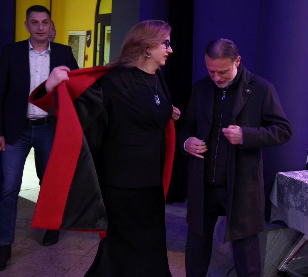 Preko cijele kombinacije nosila je i crveni kaputić