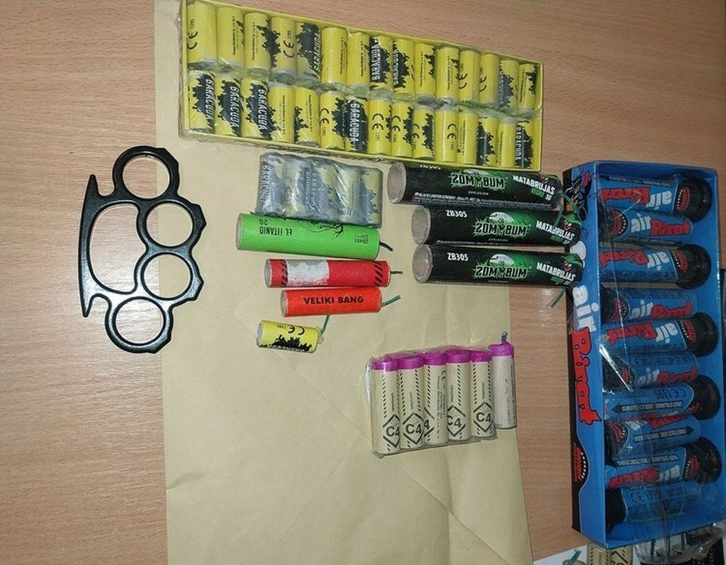 Oduzeta pirotehnika - 2