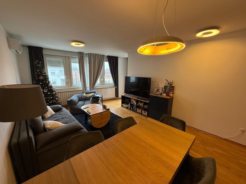 Četverosobni dvoetažni stan površine 135 m²