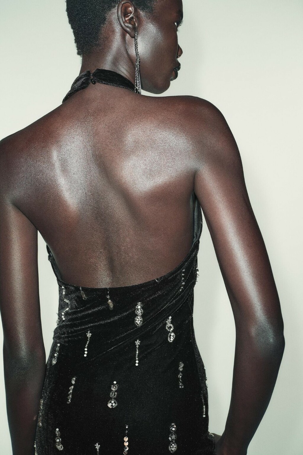 Zara baršunasta crna haljina s aplikacijama, 49,95 eura - 2