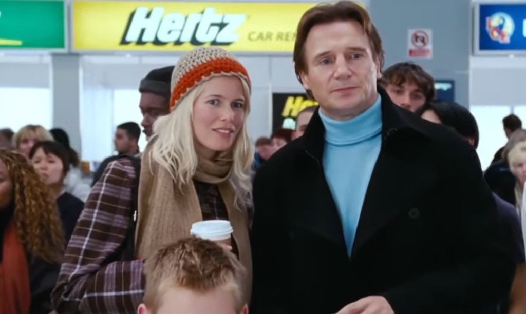 Claudia Schiffer i Liam Neeson u ''Love Actually'' - 2