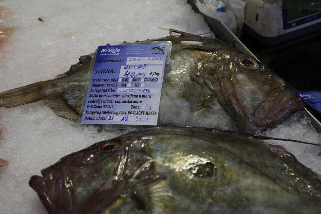 Ponuda u splitskoj ribarnici na Badnjak - 9