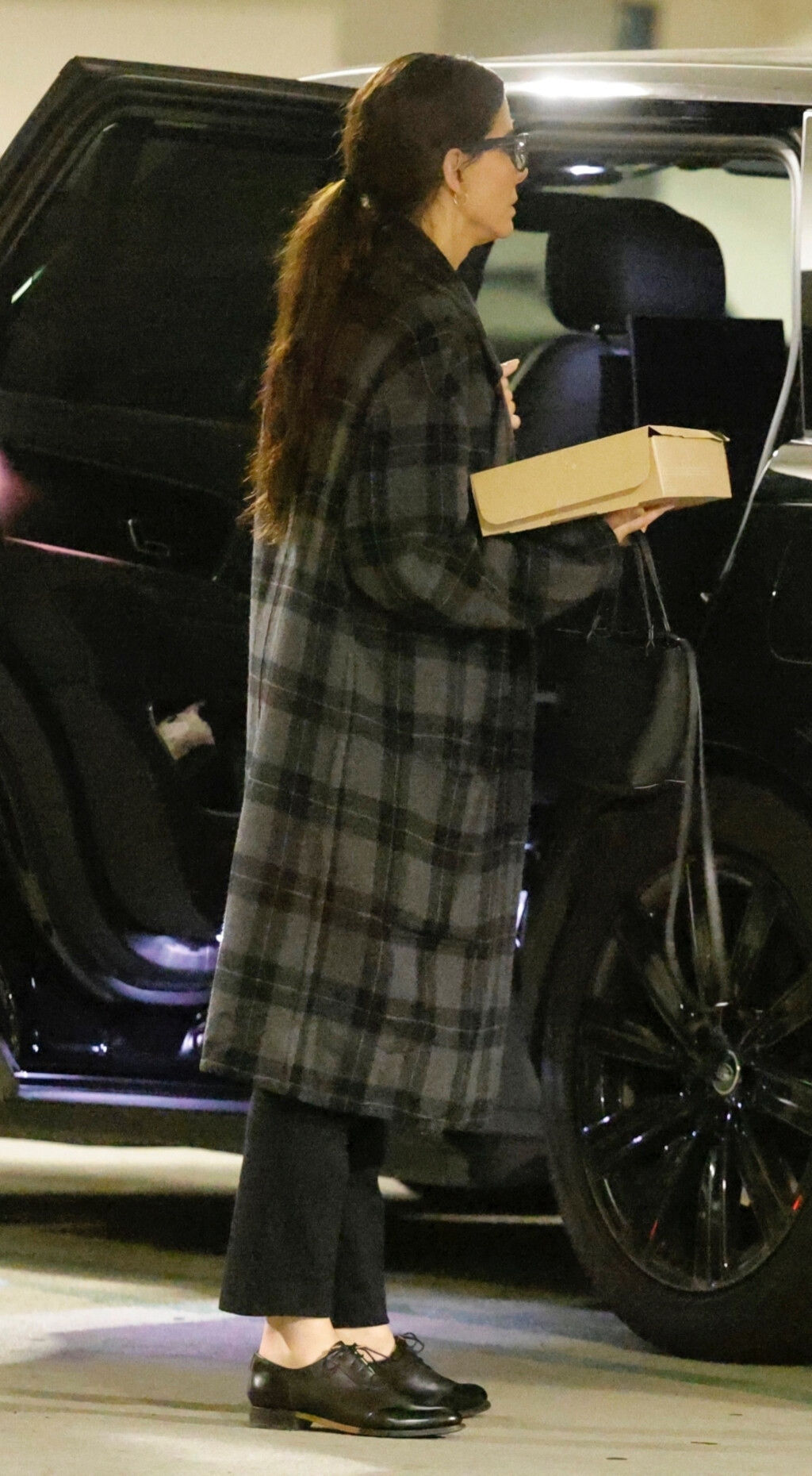 Sandra Bullock u oksfordicama i kariranom kaputu