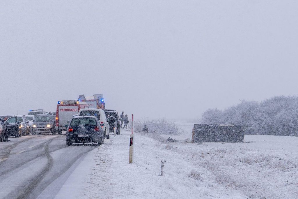 Vatrogasci izvukli osobu koja je teretnim vozilom sletjela s ceste