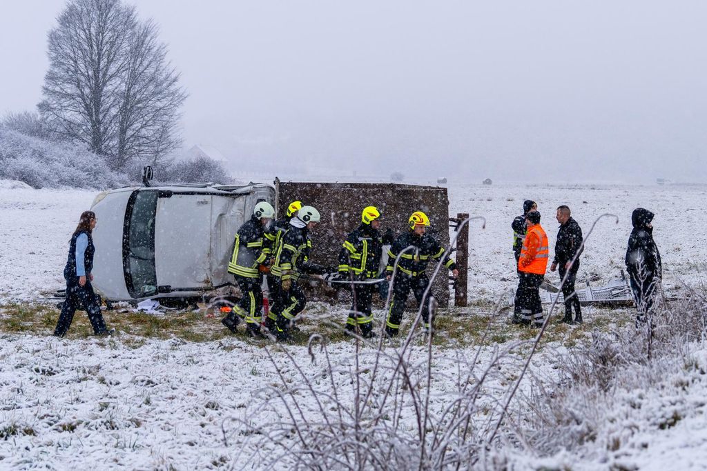 Vatrogasci izvukli osobu koja je teretnim vozilom sletjela s ceste