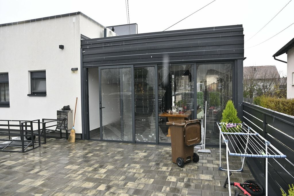 Na terasu obiteljske kuće u Sesvetama bačena eksplozivna naprava - 4