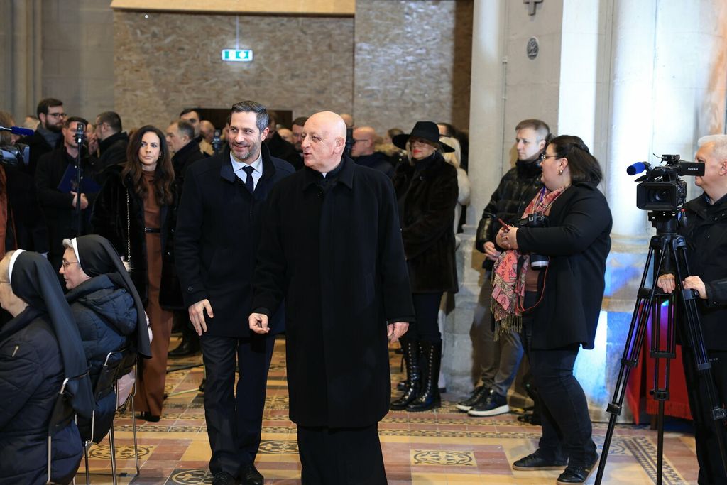 Polnoćku u Zagrebačkoj katedrali nakon pet godina obnove predvodio zagrebački nadbiskup Dražen Kutleša - 32