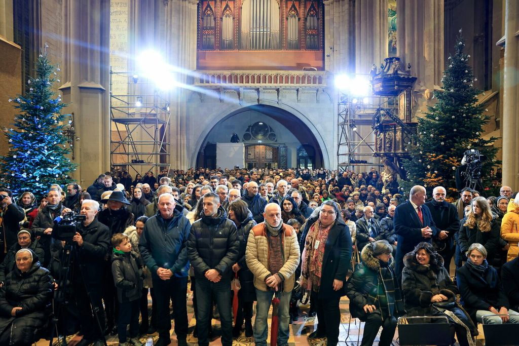 Polnoćku u Zagrebačkoj katedrali nakon pet godina obnove predvodio zagrebački nadbiskup Dražen Kutleša - 32