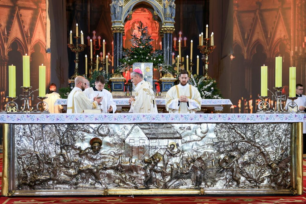 Polnoćku u Zagrebačkoj katedrali nakon pet godina obnove predvodio zagrebački nadbiskup Dražen Kutleša - 32