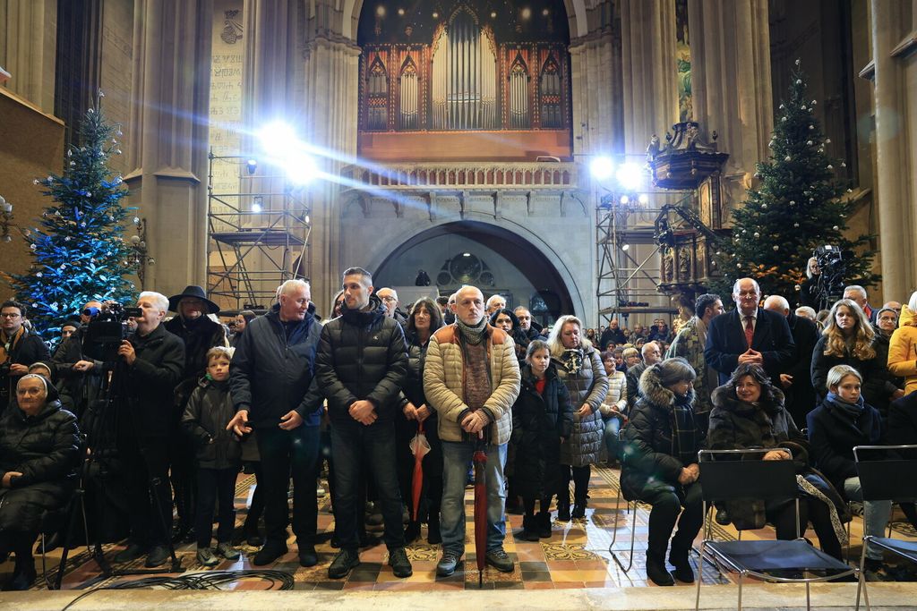 Polnoćku u Zagrebačkoj katedrali nakon pet godina obnove predvodio zagrebački nadbiskup Dražen Kutleša - 32