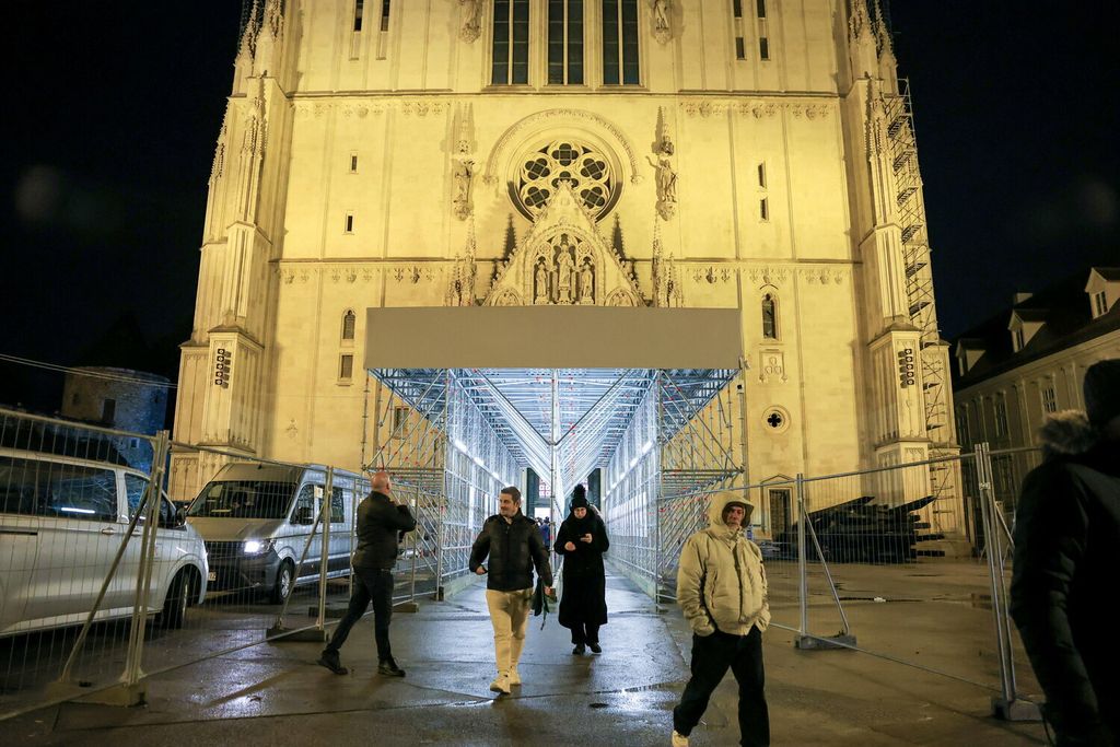 Polnoćku u Zagrebačkoj katedrali nakon pet godina obnove predvodio zagrebački nadbiskup Dražen Kutleša - 32