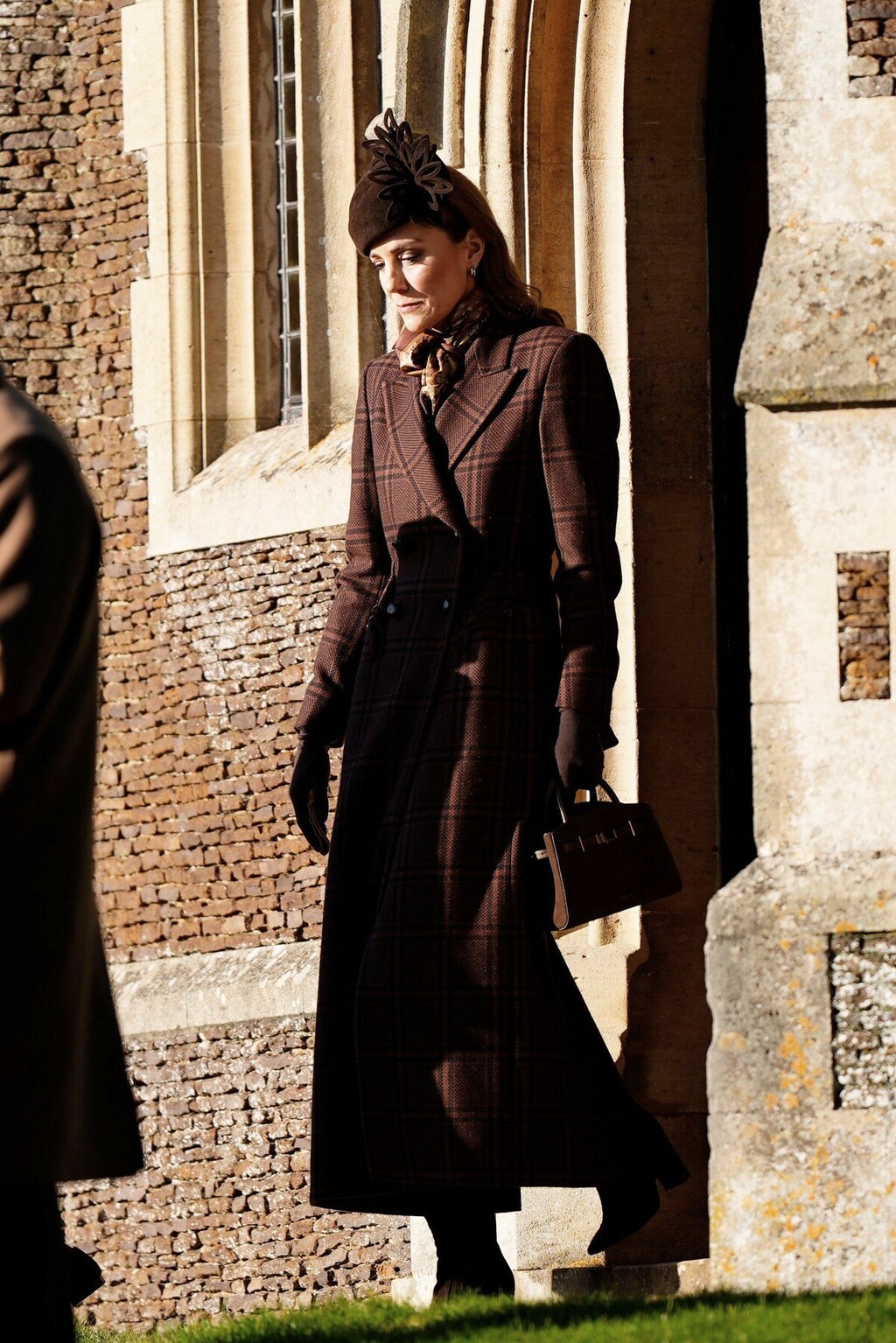 Princeza od Walesa na božićnoj misi u smeđoj boji od glave do pete - 2