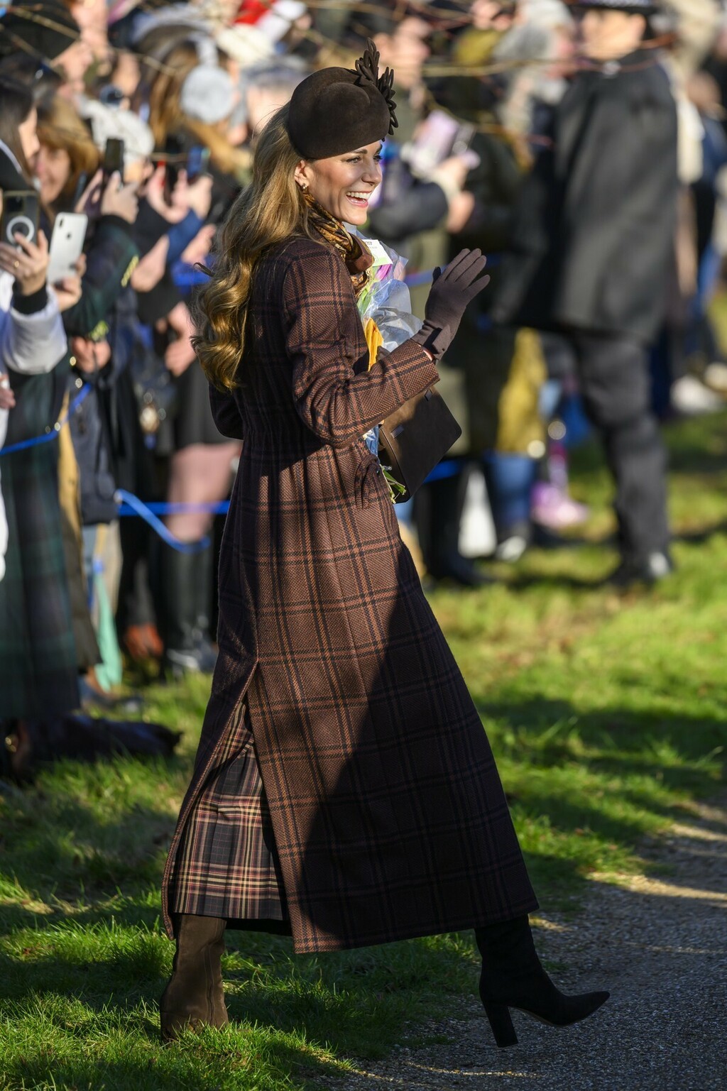 Princeza od Walesa na božićnoj misi u smeđoj boji od glave do pete - 3