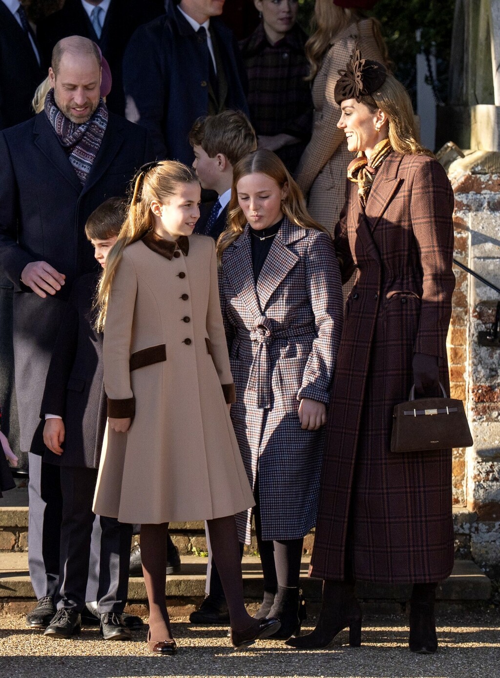 Princeza od Walesa na božićnoj misi u smeđoj boji od glave do pete - 5