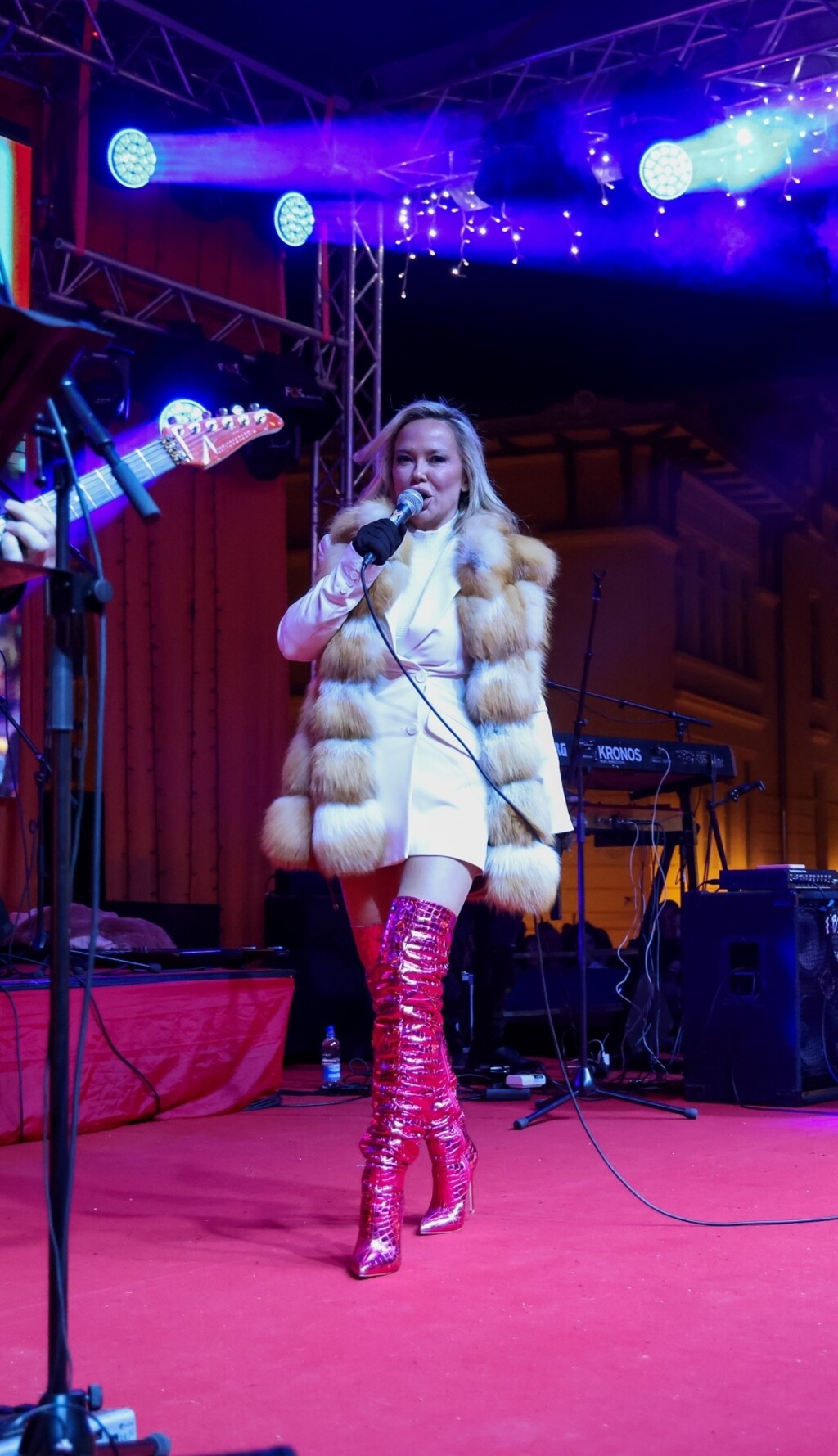 Maja Šuput u crvenim čizmama na koncertu u Zadru