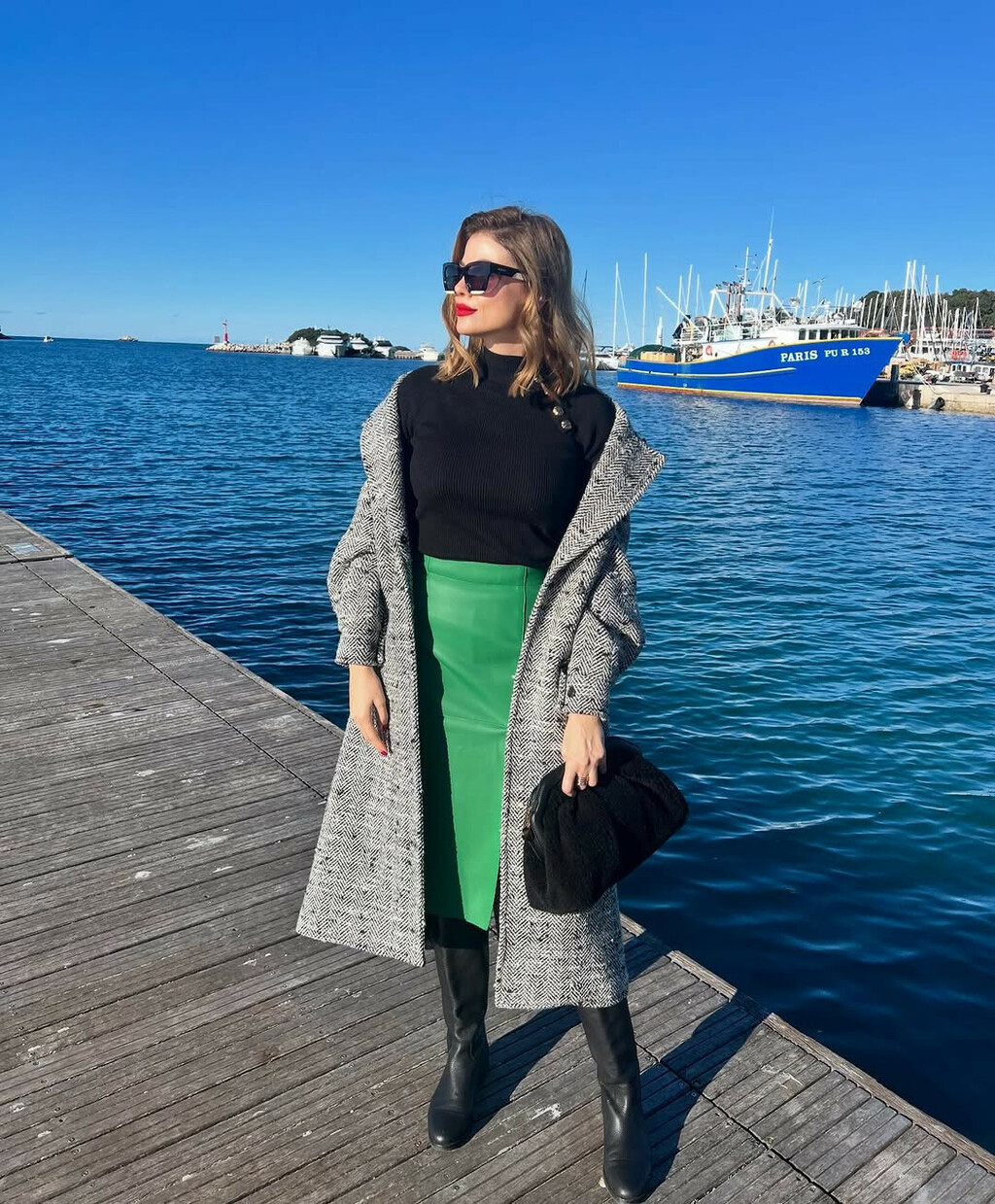 Lejla Filipović u kožnatoj suknji i elegantnom kaputu - 2