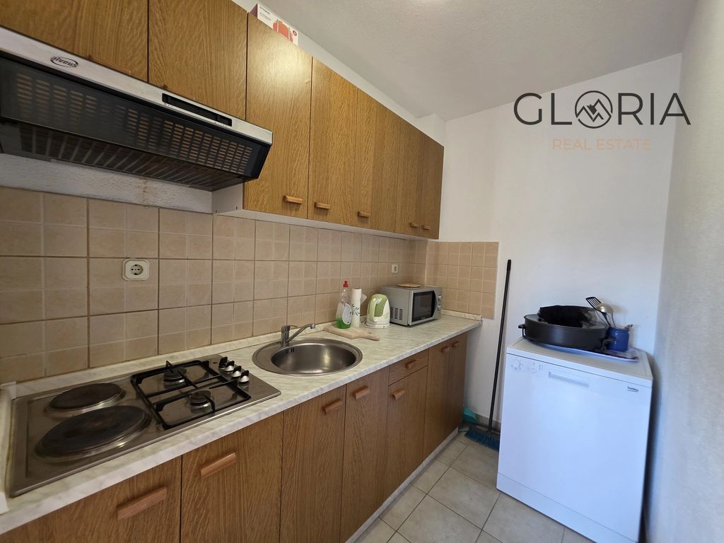 Mir uz more u Okrugu Gornjem: Stan koji poziva na opušteni mediteranski život