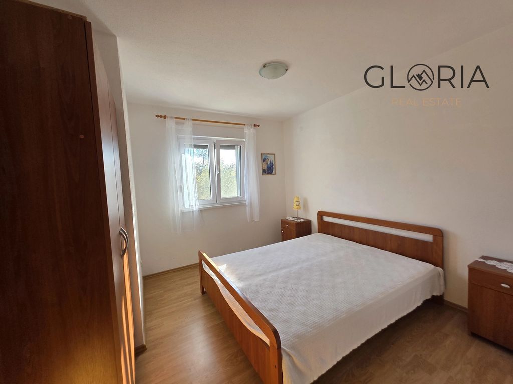 Mir uz more u Okrugu Gornjem: Stan koji poziva na opušteni mediteranski život