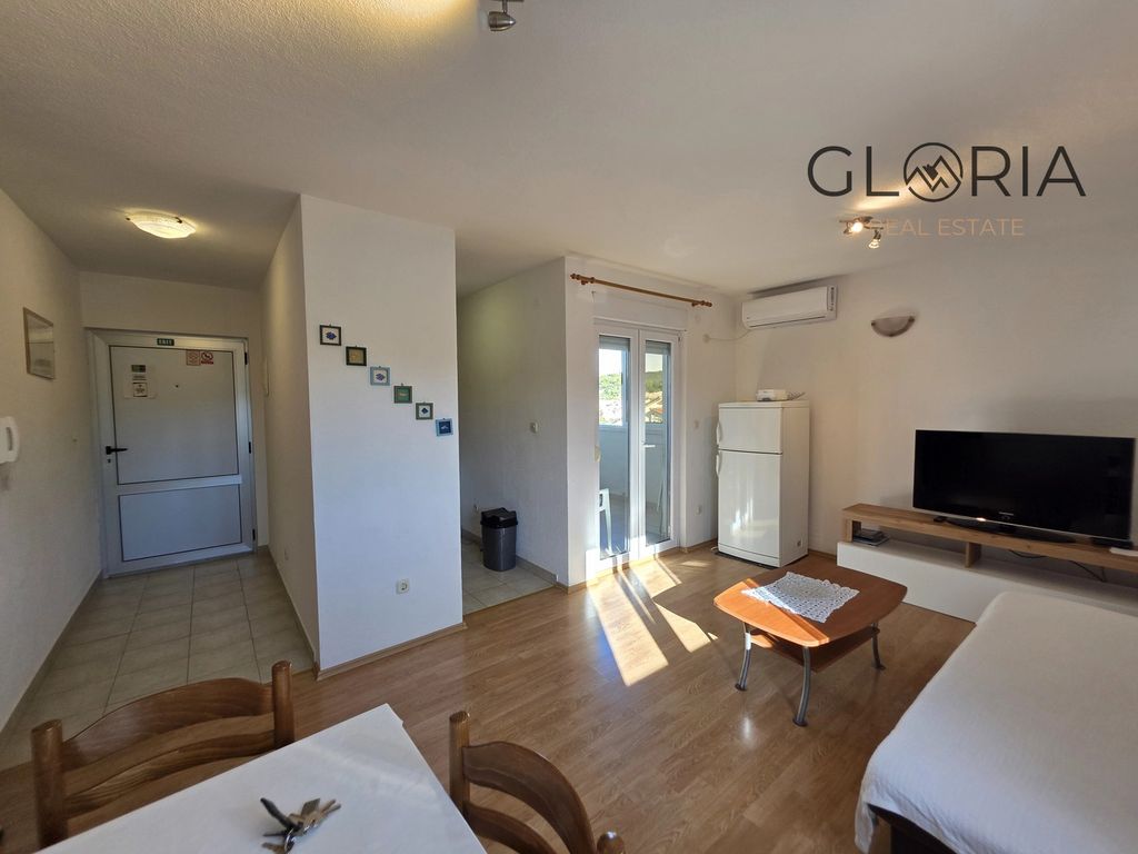 Mir uz more u Okrugu Gornjem: Stan koji poziva na opušteni mediteranski život