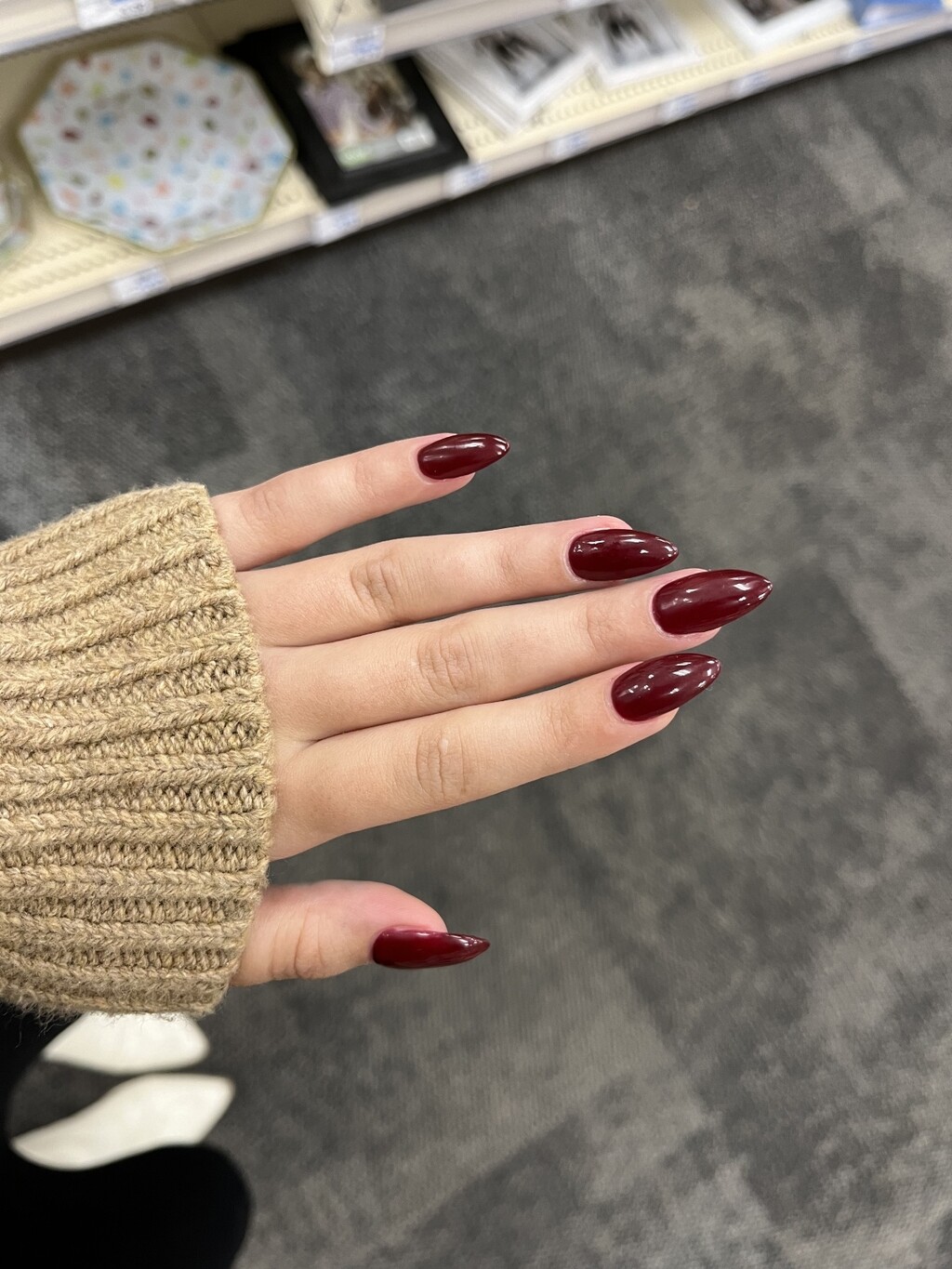 Tamnocrvene manikure