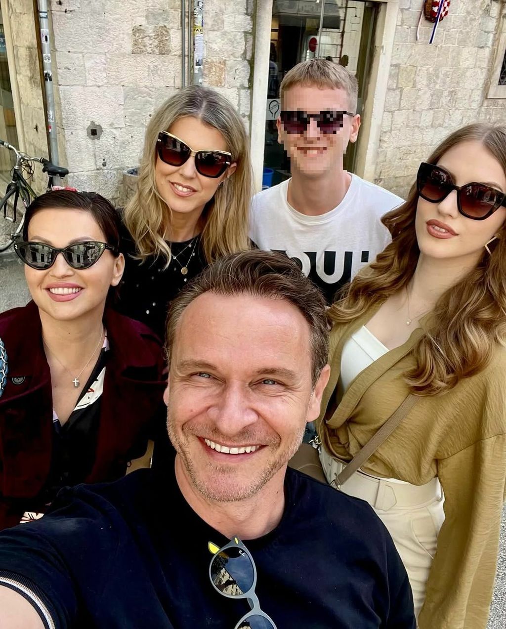 Enis Bešlagić s obitelji i Ninom Badrić - 1