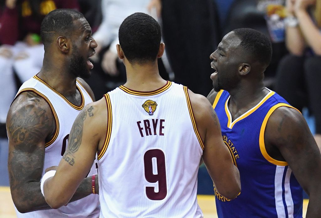 LeBron i Draymond Green u raspravi (Foto: AFP)