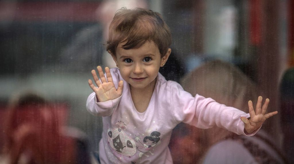 Djevojčica izbjeglica u vlaku na mađarskoj željezničkoj stanici