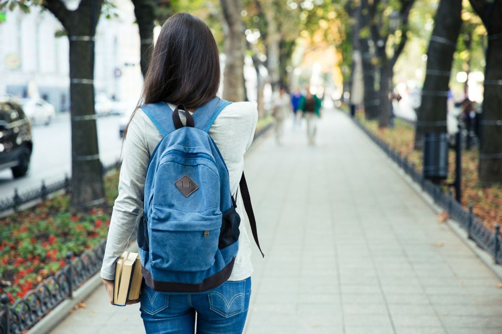 Nošenje torbice ili ruksaka na leđima može izazvati nelagodu zbog mišićnog disbalansa (Foto: Guliver/Thinkstock)