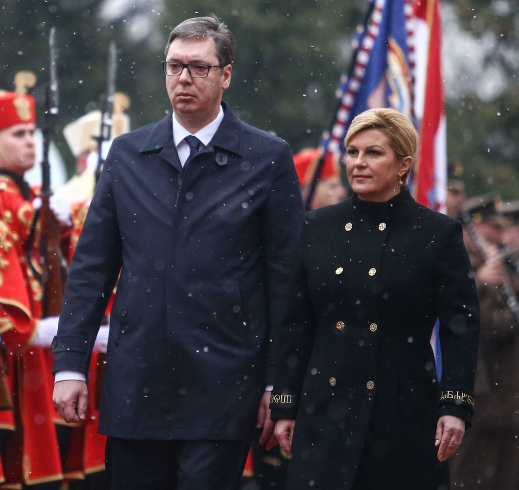 Na rukavima kaputa brenda Etno butik Mara glagoljicom piše riječ 'hrabrost'