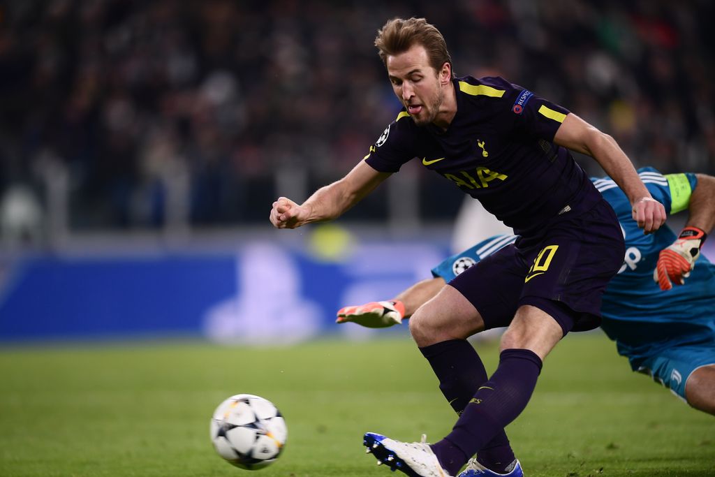 Harry Kane matira Gianluigija Buffona (Foto: AFP)