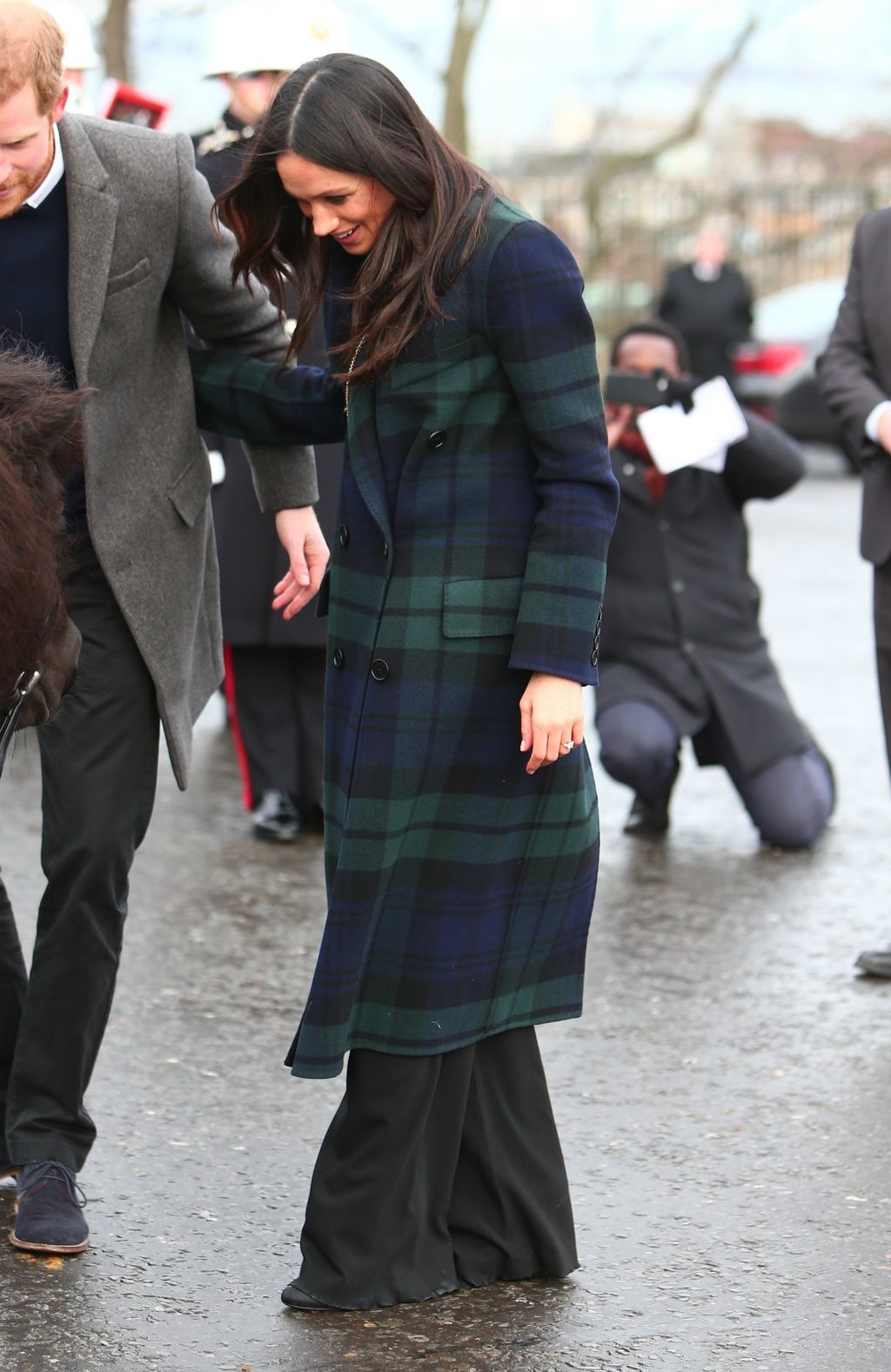 Meghan u (pre)dugačkim hlačama brenda Veronica Beard