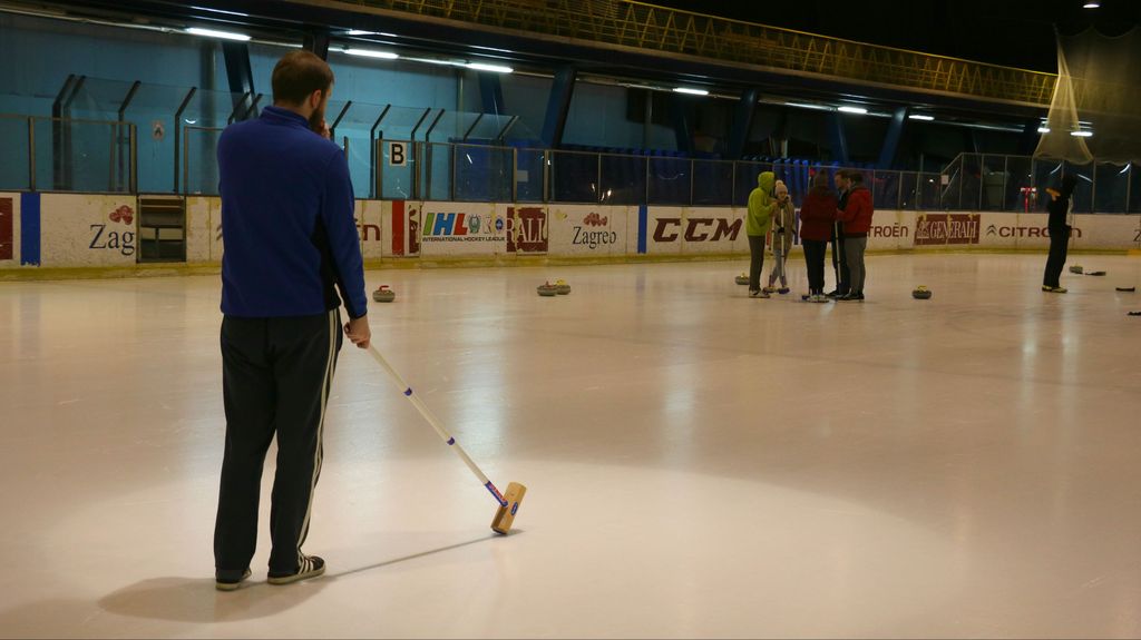 Na treningu curling kluba Čudnovati čunjaš (Foto: Anamaria Batur)