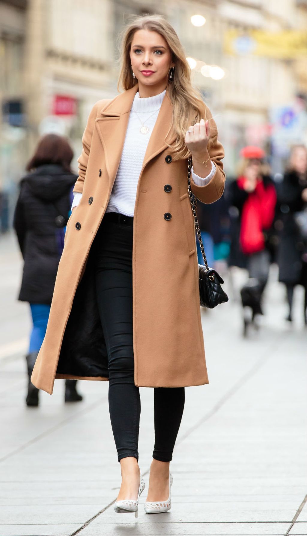 Street style ljepotica u super skinny trapericama i štiklama - 5