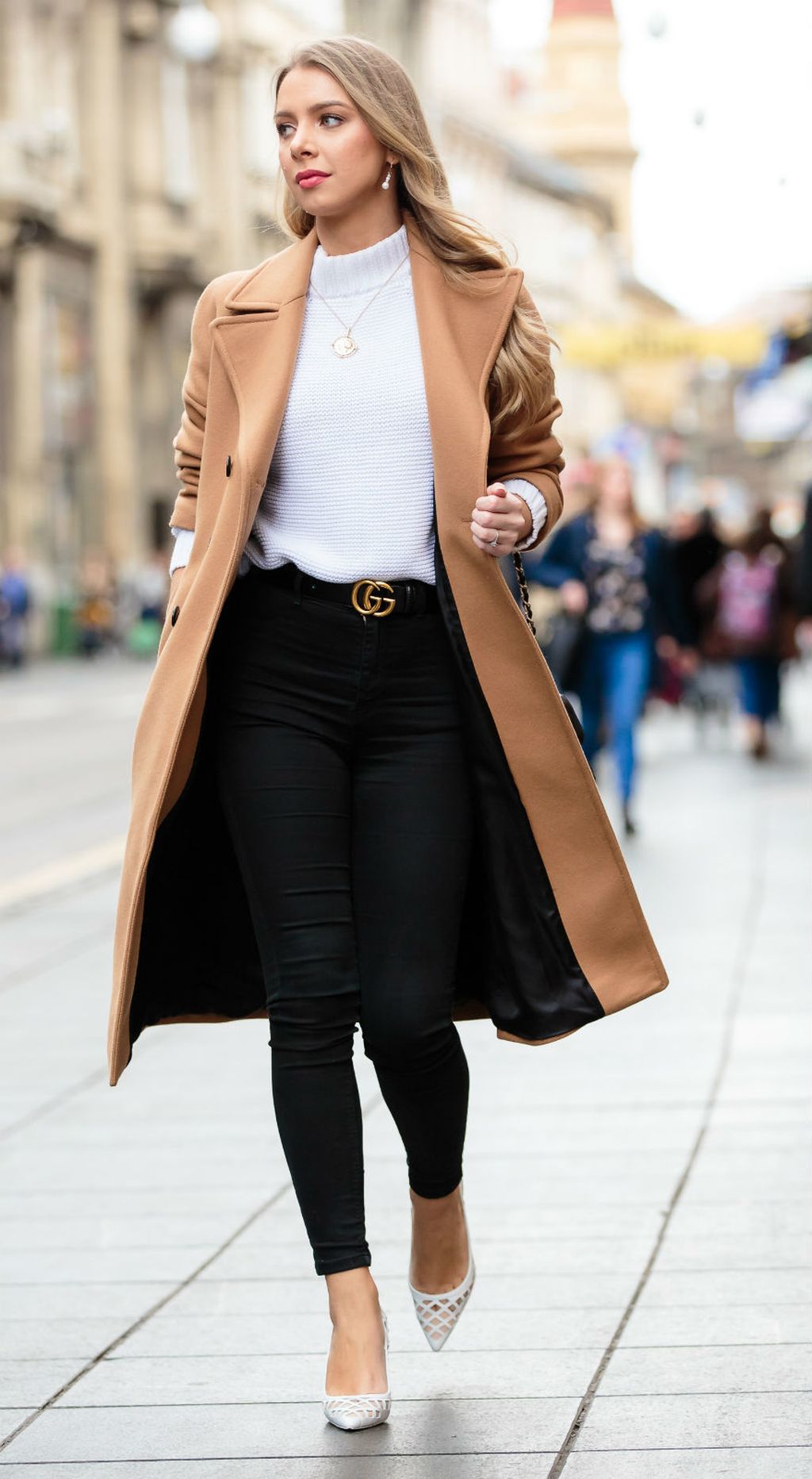 Street style ljepotica u super skinny trapericama i štiklama