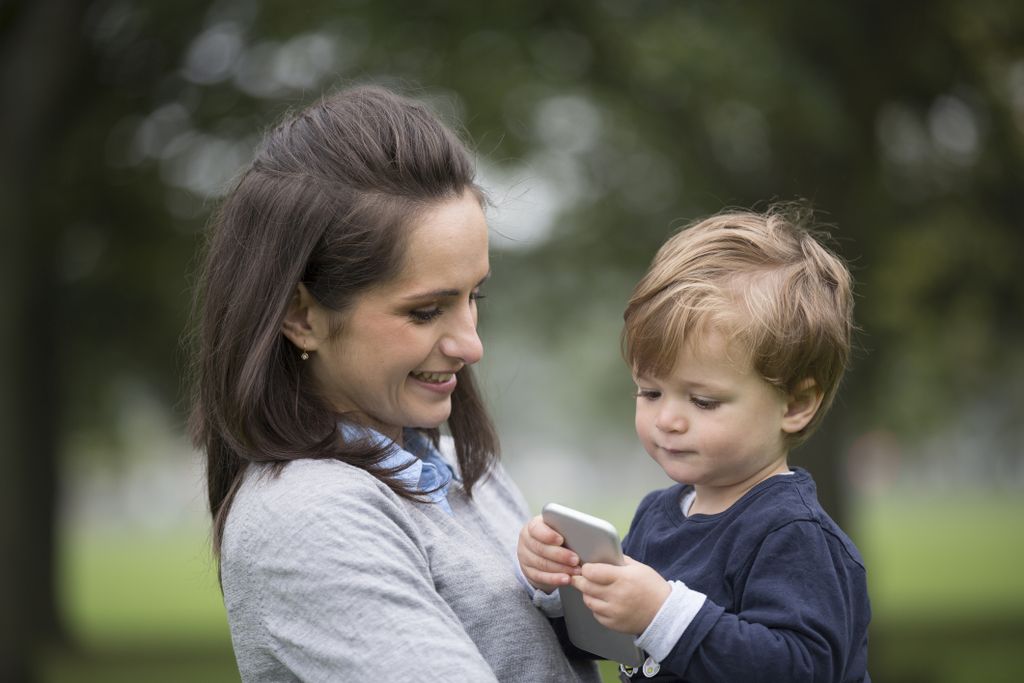 Dijete s mobitelom (Foto: Getty Images)