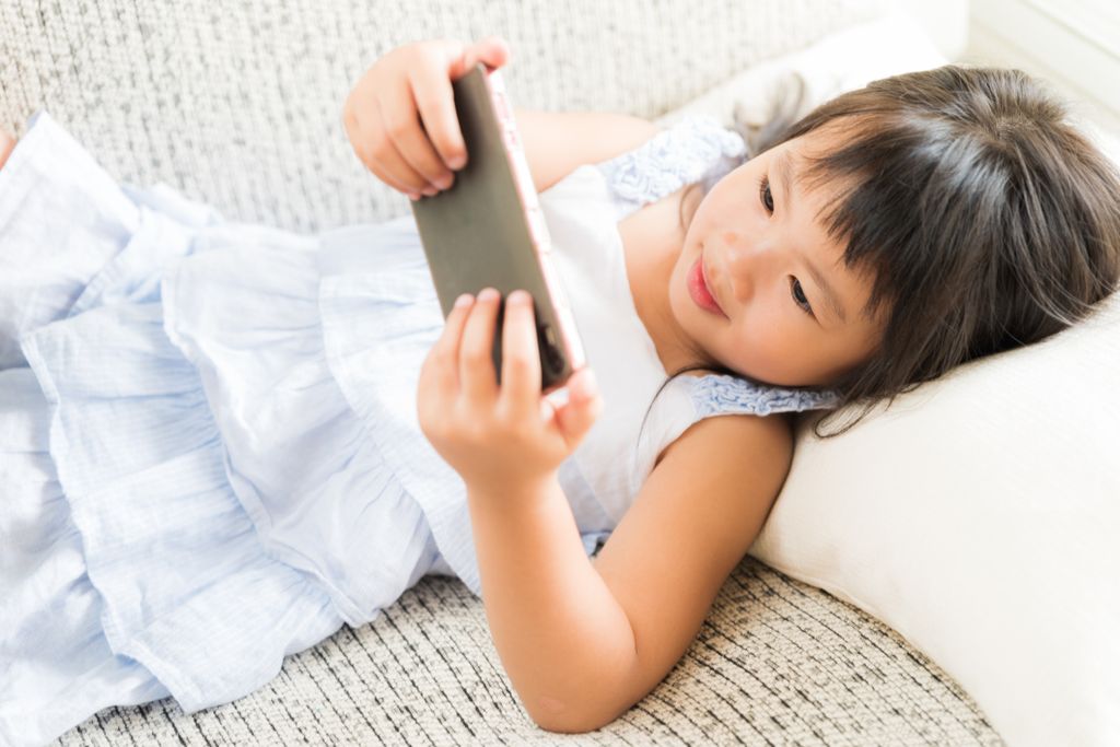 Dijete s mobitelom (Foto: Getty Images)