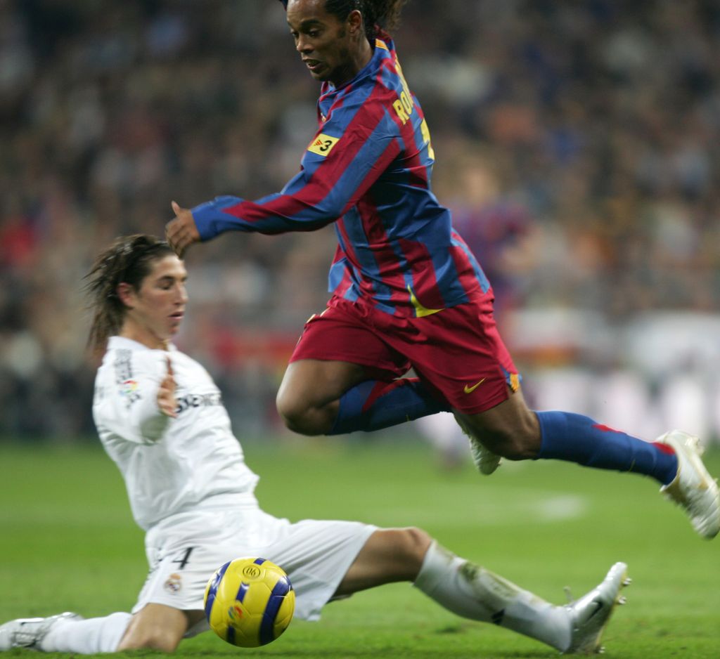 Sergio Ramos i Ronaldinho (Foto: AFP)