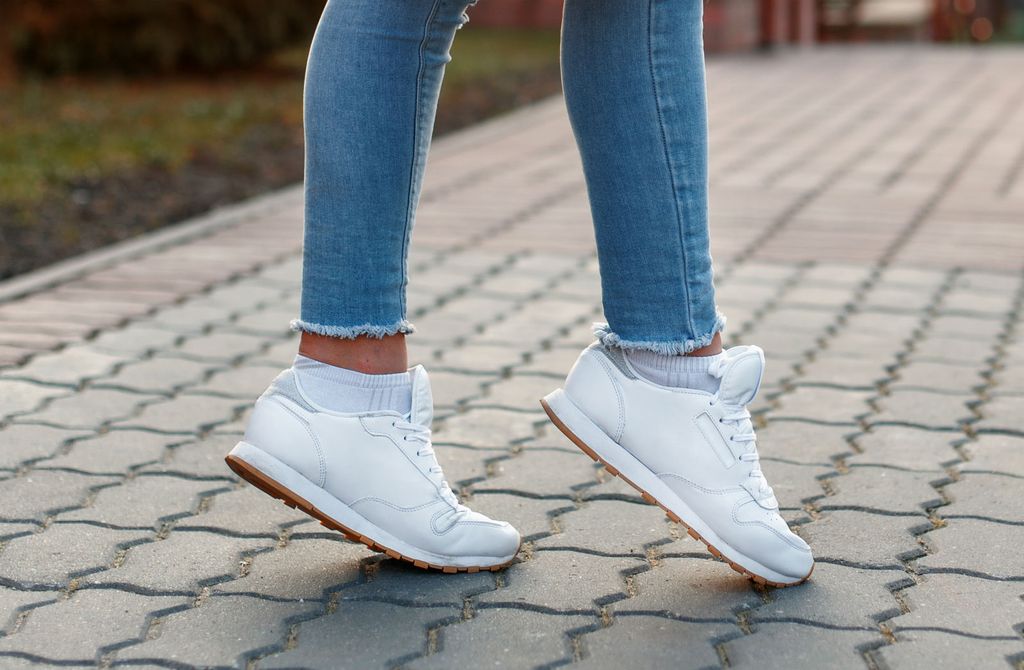 Žena u bijelim tenisicama