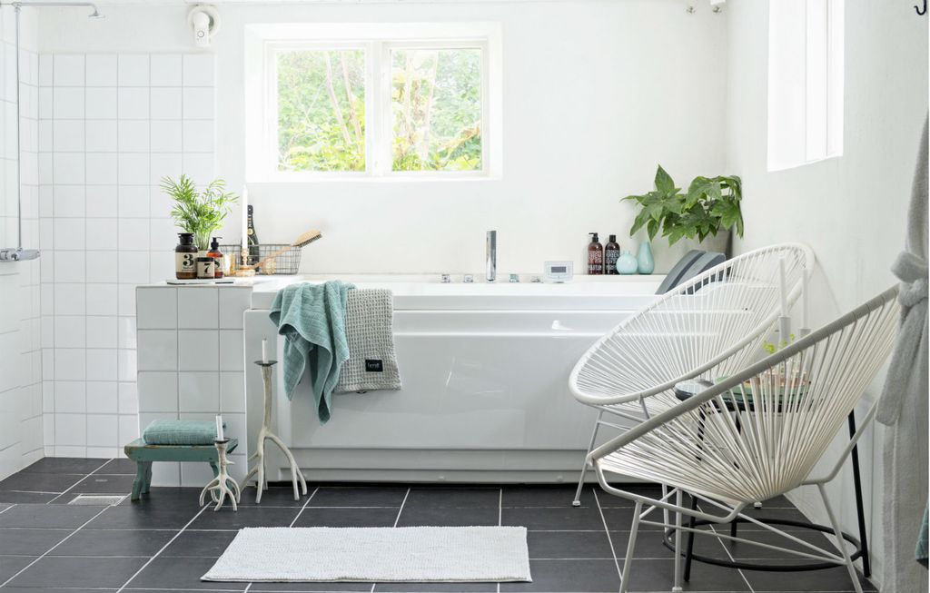 Kupaonica u bijelo-sivoj kombinaciji boja - 2