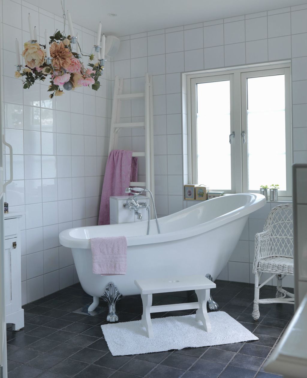 Kupaonica u bijelo-sivoj kombinaciji boja - 10