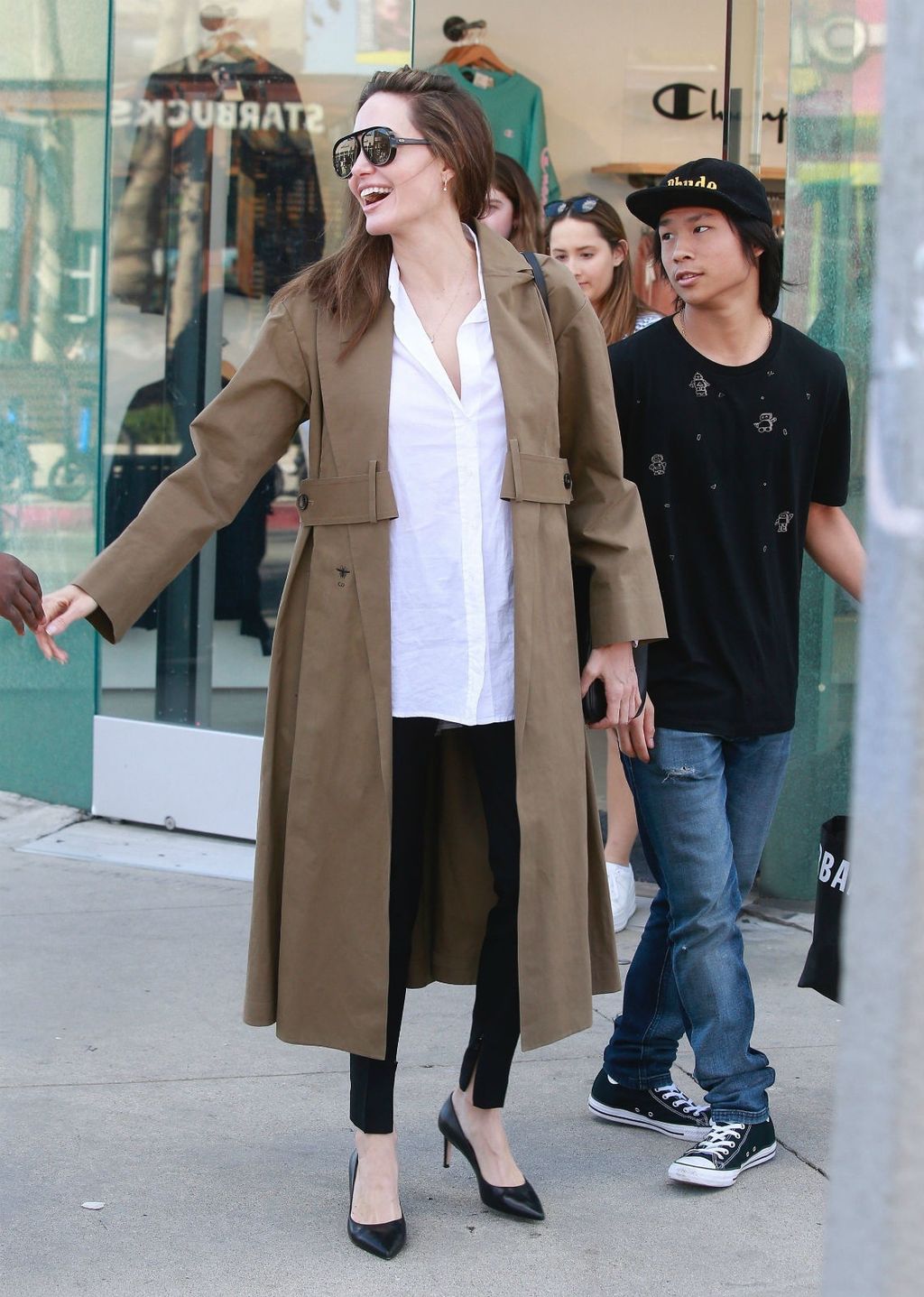 Angelina Jolie izabrala je uske crne hlače i salonke umjereno visoke potpetice