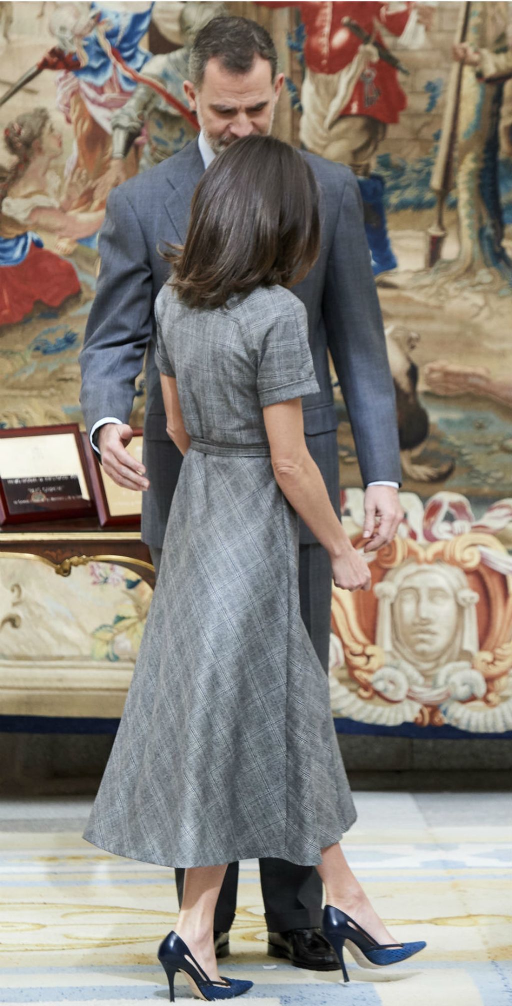 Kraljica Letizia u laskavoj haljini brenda Massimo Dutti - 2