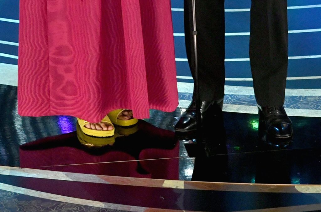 Uz haljinu modne kuće Valentino, Frances je nosila natikače brenda Birkenstock