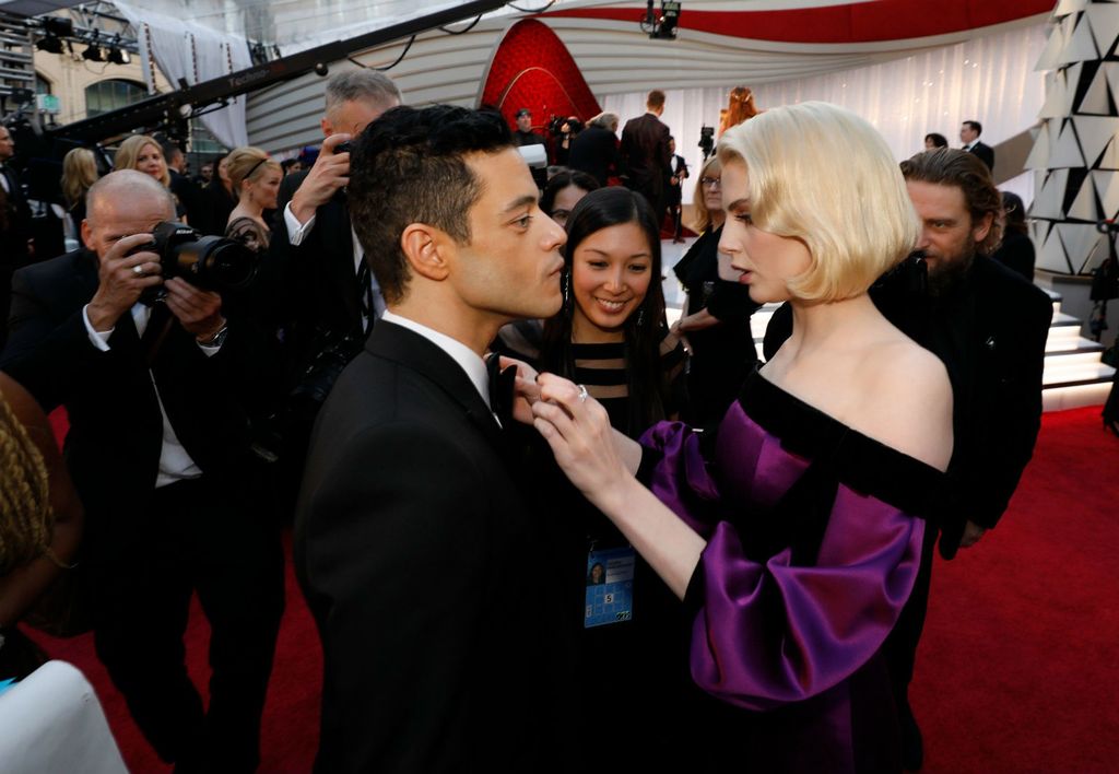 I Lucy Boynton pokušala je popraviti leptir-mašnu svog dečka Ramija Maleka