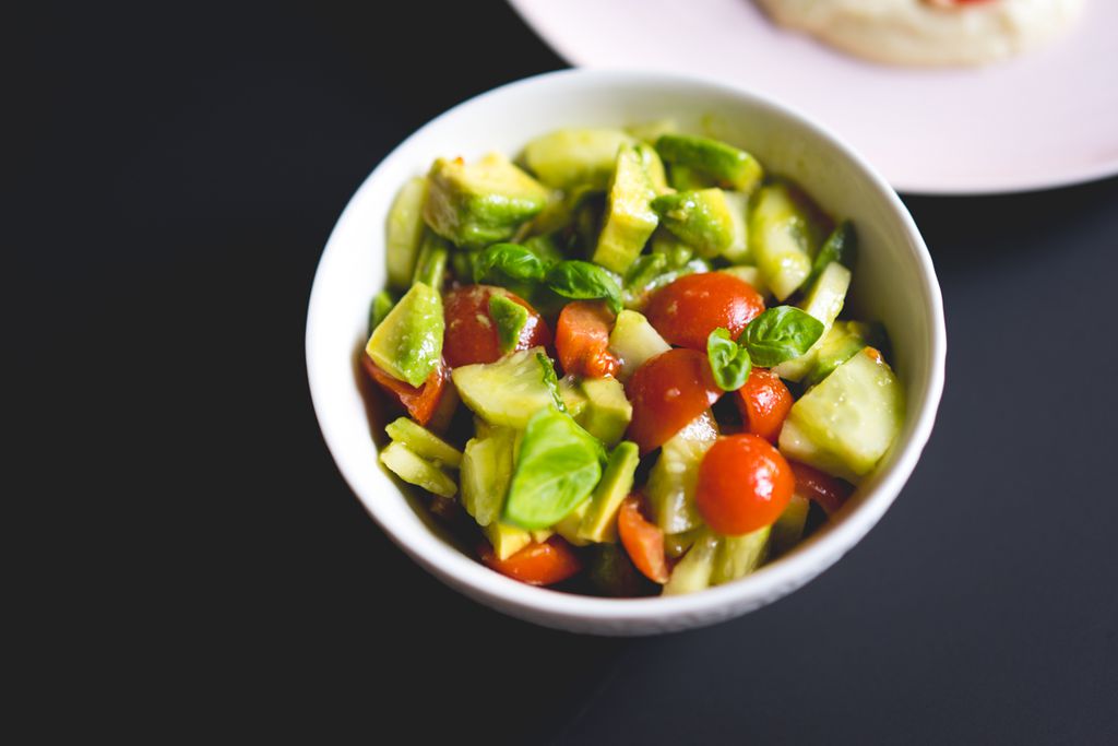 Salata od avokada, krastavaca i rajčice s bosiljkom