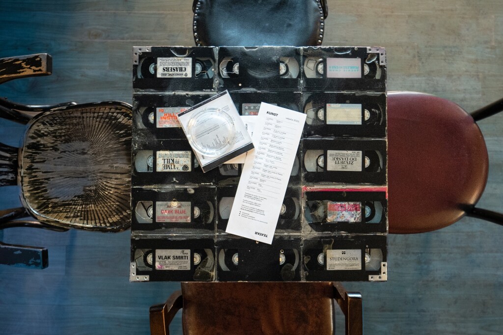 Stolovi u kafiću napraljeni su od starih VHS kazeta i reflektora