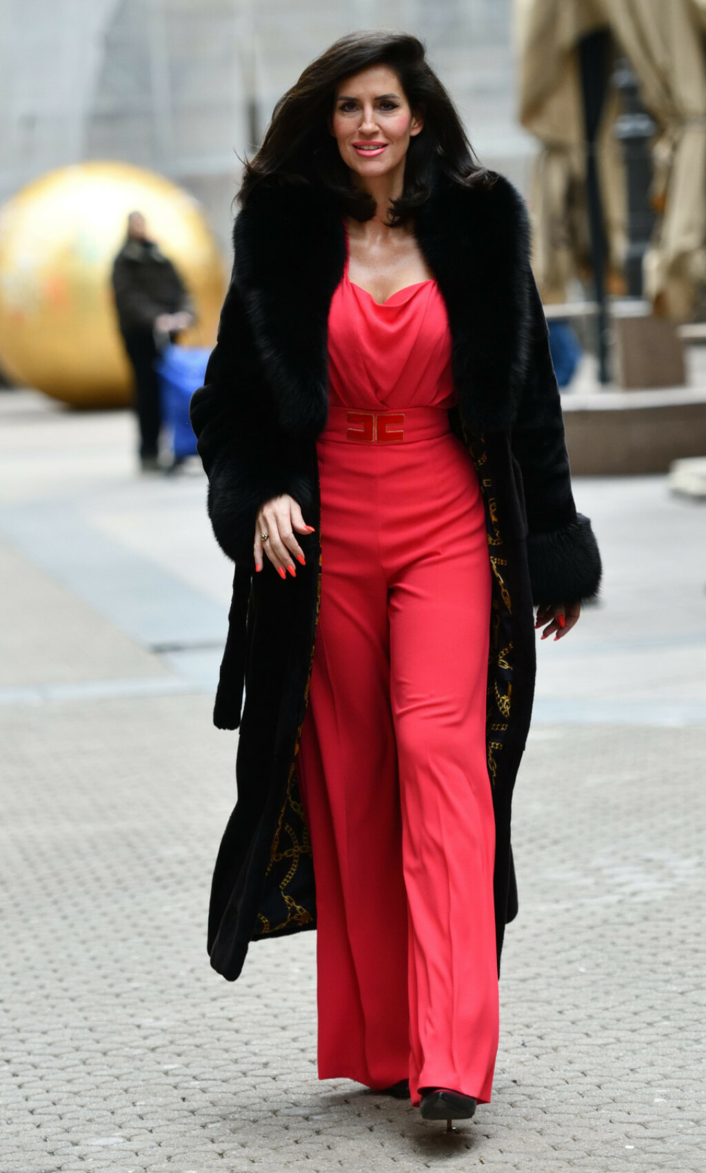 Street style dama iz centra Zagreba u crvenim hlačama brenda Elisabetta Franchi