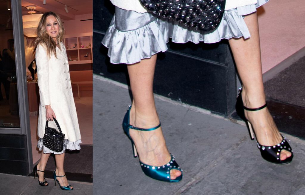 Sarah Jessica Parker u dvije različite cipele s vlastitim potpisom u veljači 2023.